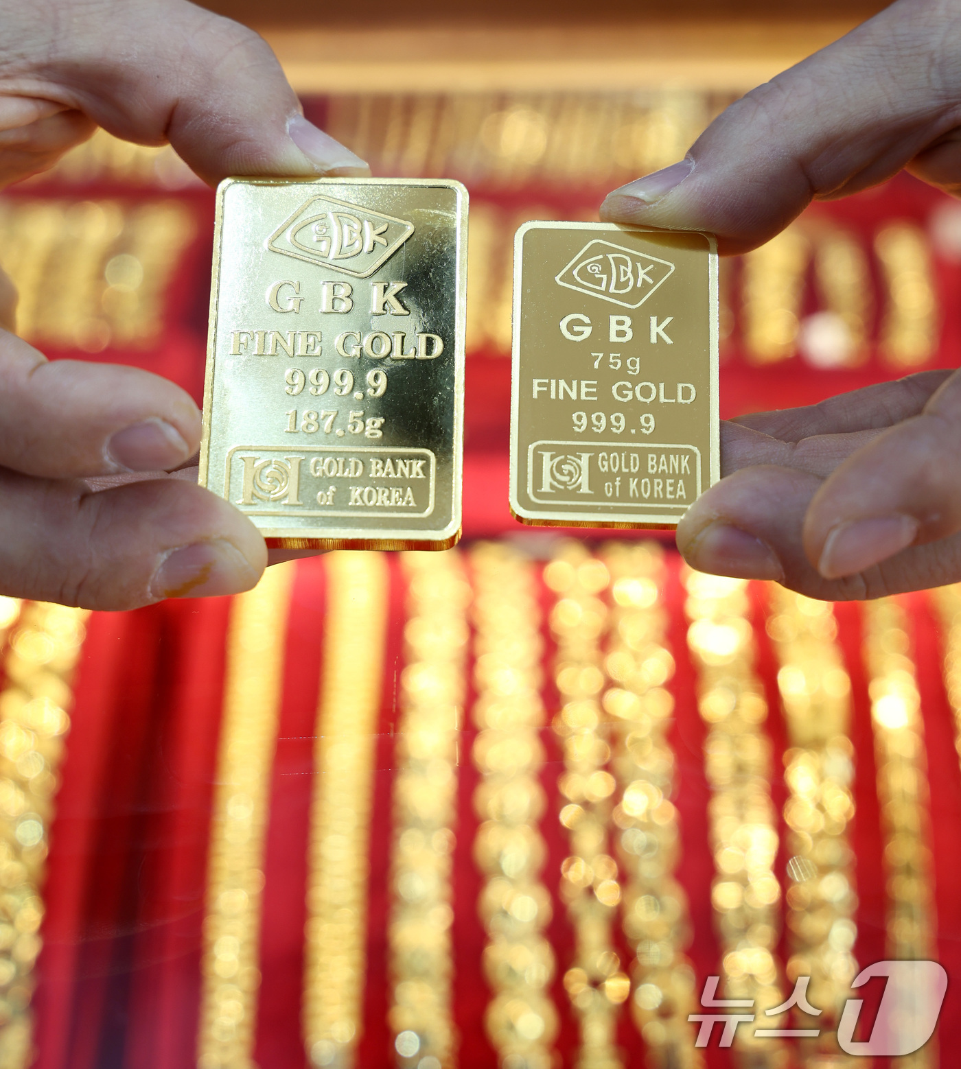 (서울=뉴스1) 최지환 기자 = 국제 금값이 사상 처음으로 온스당 4천900달러를 돌파한 23일 서울 종로구 한 금은방에서 직원이 골드바를 정리하고 있다. 2026.1.23/뉴스1 …