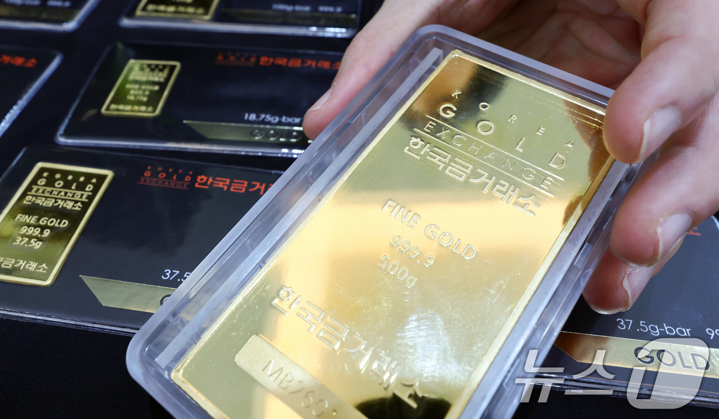 (서울=뉴스1) 최지환 기자 = 국제 금값이 사상 처음으로 온스당 4천900달러를 돌파한 23일 서울 종로구 한국금거래소에서 직원이 골드바를 정리하고 있다. 2026.1.23/뉴스 …