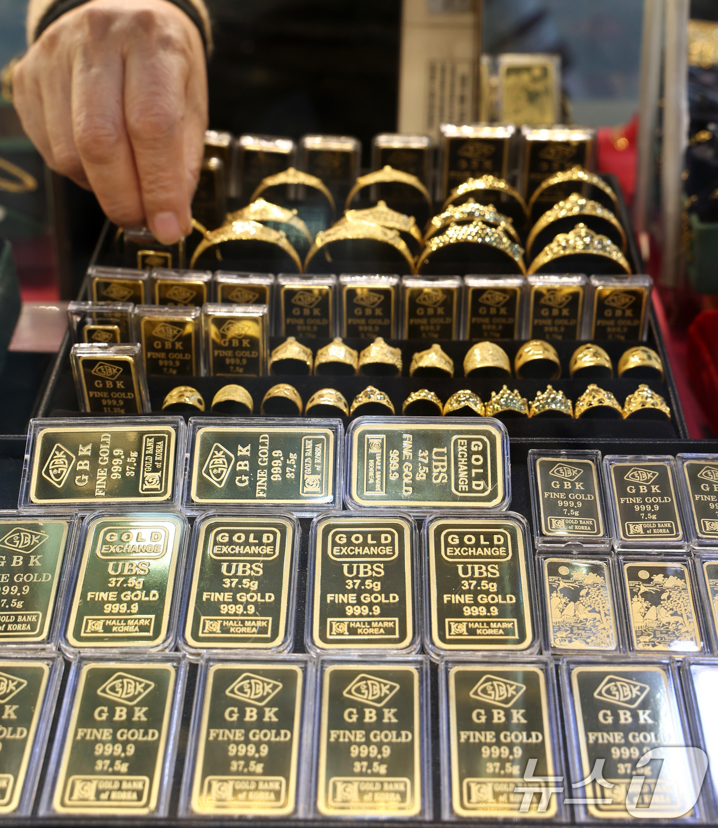 (서울=뉴스1) 최지환 기자 = 국제 금값이 사상 처음으로 온스당 4천900달러를 돌파한 23일 서울 종로구 한 금은방에서 직원이 골드바를 정리하고 있다. 2026.1.23/뉴스1 …
