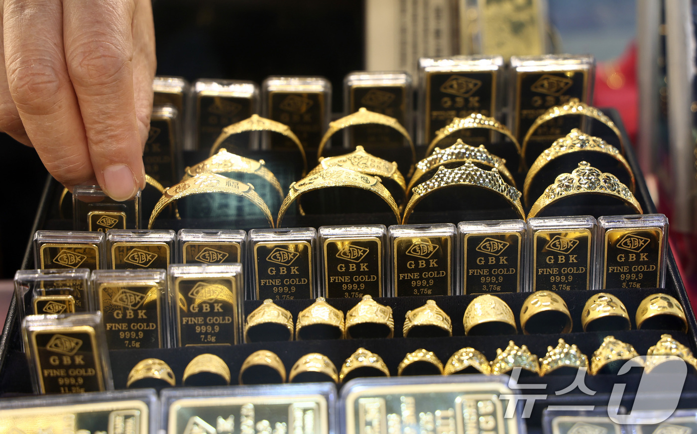 (서울=뉴스1) 최지환 기자 = 국제 금값이 사상 처음으로 온스당 4천900달러를 돌파한 23일 서울 종로구 한 금은방에서 직원이 골드바를 정리하고 있다. 2026.1.23/뉴스1 …