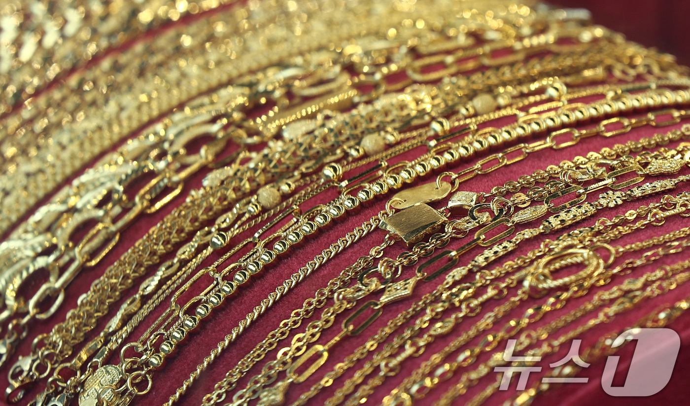 (서울=뉴스1) 최지환 기자 = 국제 금값이 사상 처음으로 온스당 4천900달러를 돌파한 23일 서울 종로구 한 금은방에 금 제품이 진열되어 있다. 2026.1.23/뉴스1