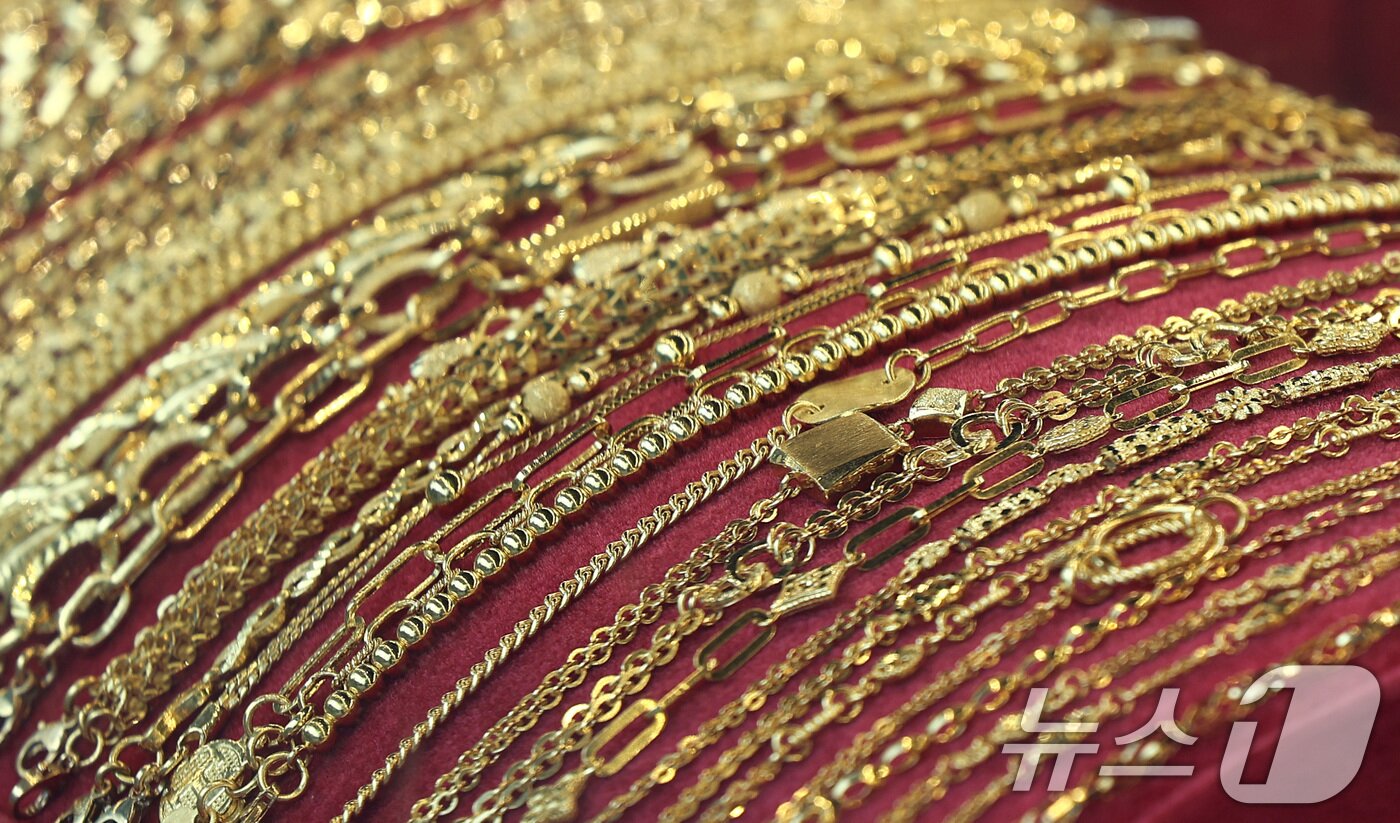 본문 이미지 - 서울 종로구 한 금은방에 금 제품이 진열되어 있다. /뉴스1 ⓒ News1