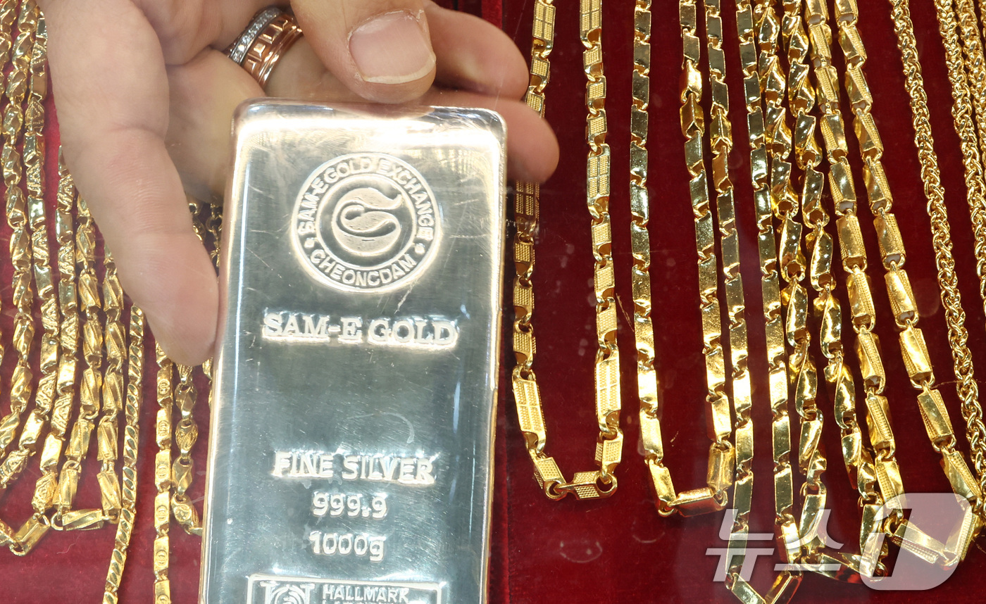 (서울=뉴스1) 최지환 기자 = 금·은 가격이 연일 고공행진하는 23일 서울 종로구 한 금은방에서 직원이 실버바를 정리하고 있다.14시 24분 기준 현물기준 금 국 시세는 온스당 …