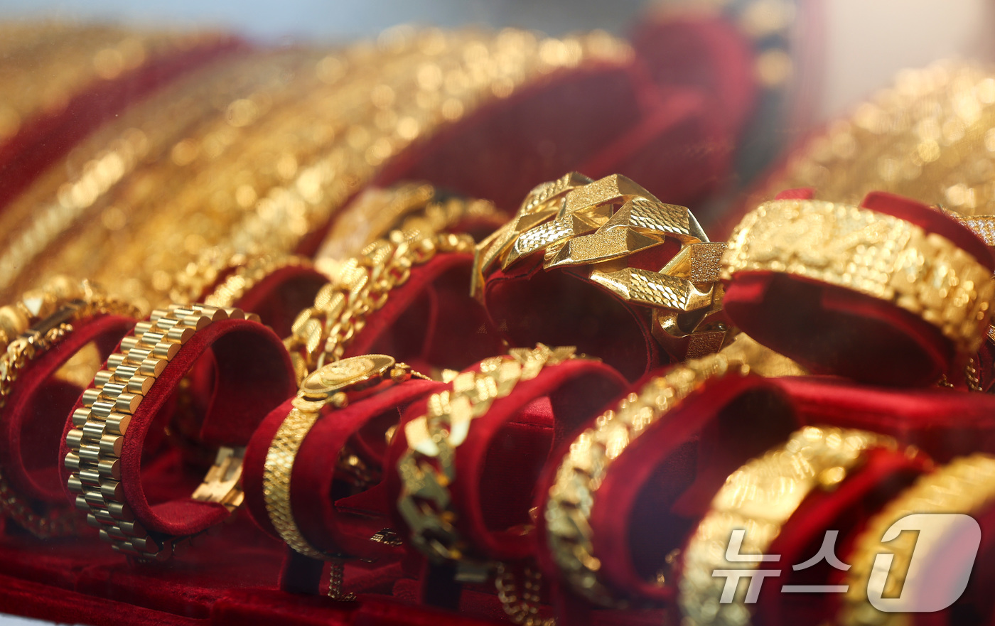 (서울=뉴스1) 최지환 기자 = 국제 금값이 사상 처음으로 온스당 4천900달러를 돌파한 23일 서울 종로구 한 금은방에 금 제품이 진열되어 있다. 2026.1.23/뉴스1