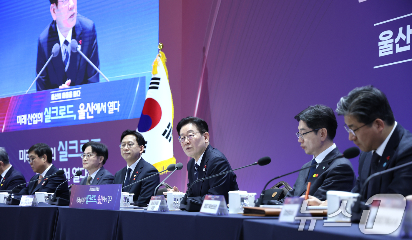 (울산=뉴스1) 허경 기자 = 이재명 대통령이 23일 울산전시컨벤션센터에서 열린 '울산의 마음을 듣다‘ 타운홀 미팅에서 발언하고 있다.  2026.1.23/뉴스1