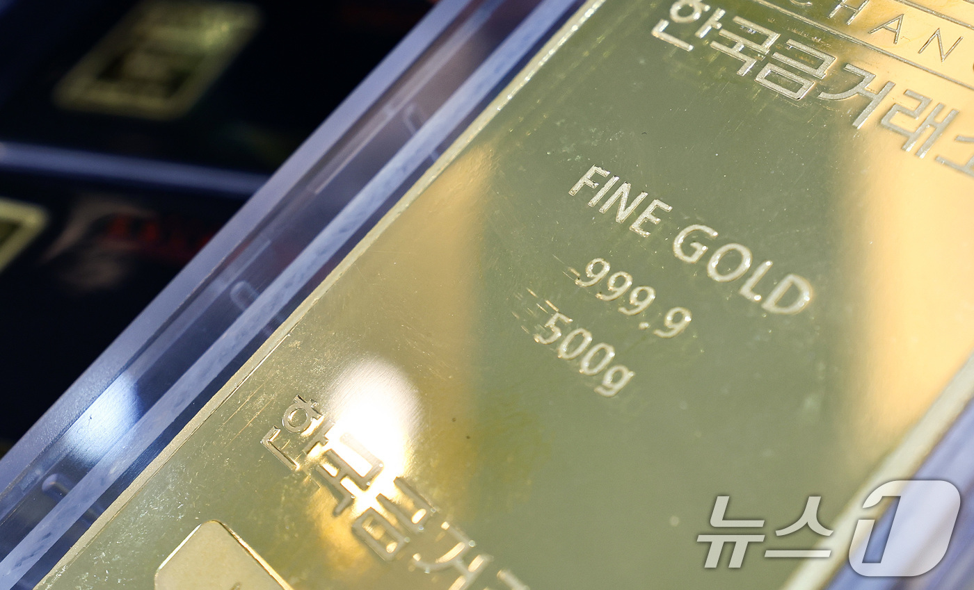 (서울=뉴스1) 최지환 기자 = 국제 금값이 사상 처음으로 온스당 4천900달러를 돌파한 23일 서울 종로구 한국금거래소에서 직원이 골드바를 정리하고 있다. 2026.1.23/뉴스 …