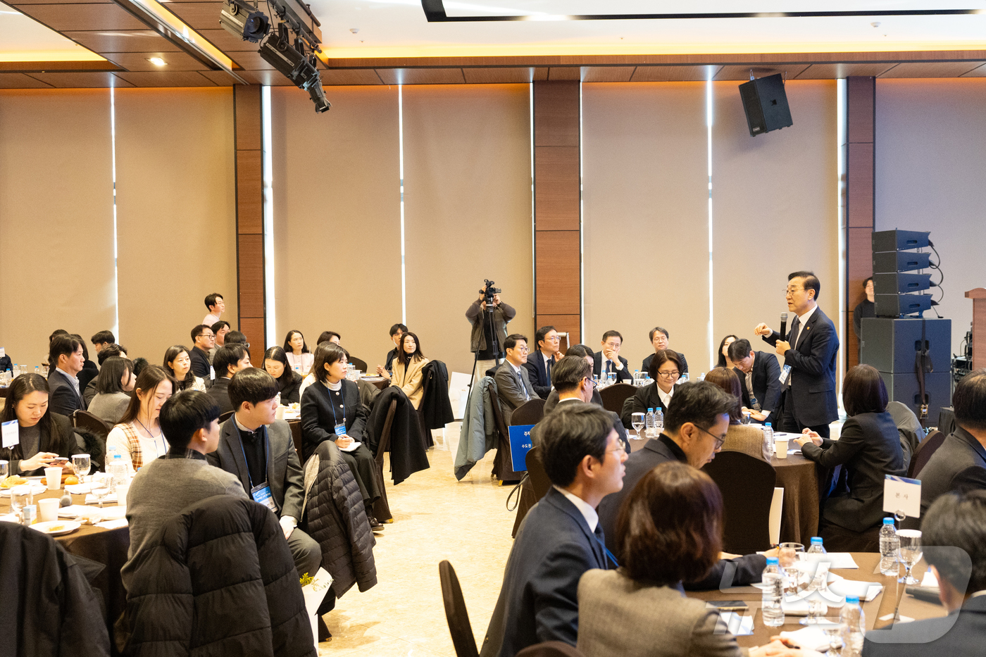 (서울=뉴스1) = 김윤덕 국토교통부 장관이 23일 오전 대전 ICC 컨벤션홀에서 열린 ‘주거사다리의 주역 : 매입임대 소통 워크숍’에 참석해 인사말을 하고 있다. (국토교통부 제 …