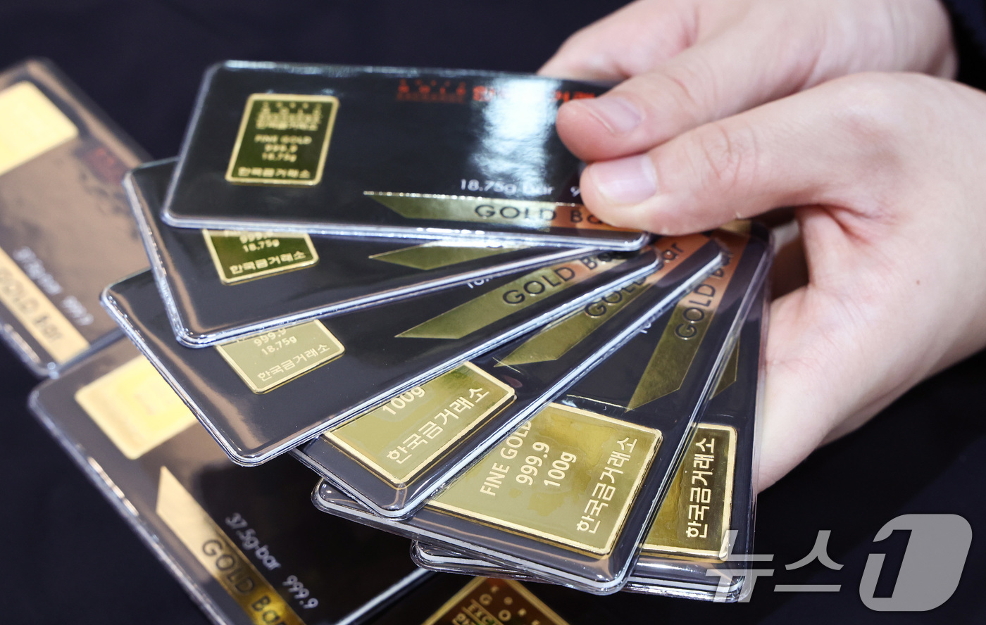 (서울=뉴스1) 최지환 기자 = 국제 금값이 사상 처음으로 온스당 4천900달러를 돌파한 23일 서울 종로구 한국금거래소에서 직원이 골드바를 정리하고 있다. 2026.1.23/뉴스 …