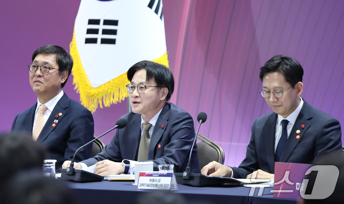 (울산=뉴스1) 허경 기자 = 김정관 김정관 산업통상부 장관이 23일 울산전시컨벤션센터에서 열린 '울산의 마음을 듣다' 타운홀 미팅에서 보고를 하고 있다. 2026.1.23/뉴스1 …