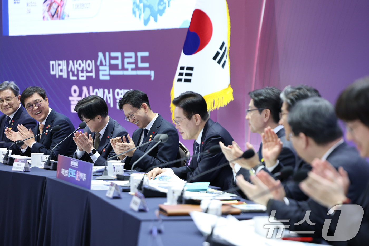 (울산=뉴스1) 허경 기자 = 이재명 대통령이 23일 울산전시컨벤션센터에서 열린 '울산의 마음을 듣다‘ 타운홀 미팅에서 참석자들로부터 박수를 받고 있다. 2026.1.23/뉴스1