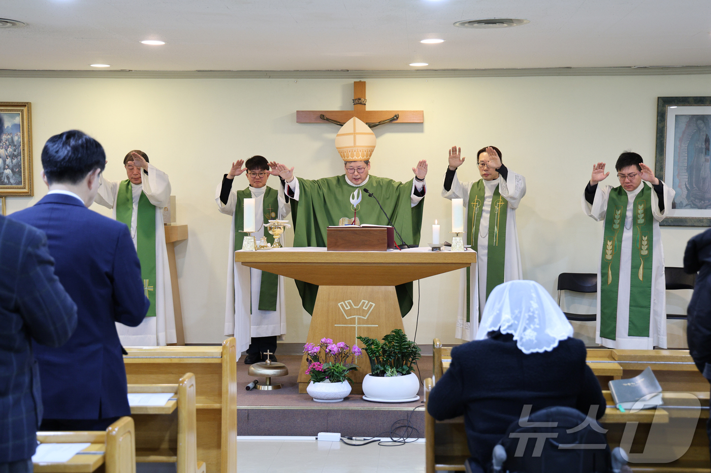 (서울=뉴스1) = 천주교 서울대교구장 정순택 대주교가 23일 국회 본관 경당에서 국회 가톨릭신도의원회 신년 미사를 주례하고 있다. (천주교 서울대교구 제공. 재판매 및 DB 금지 …