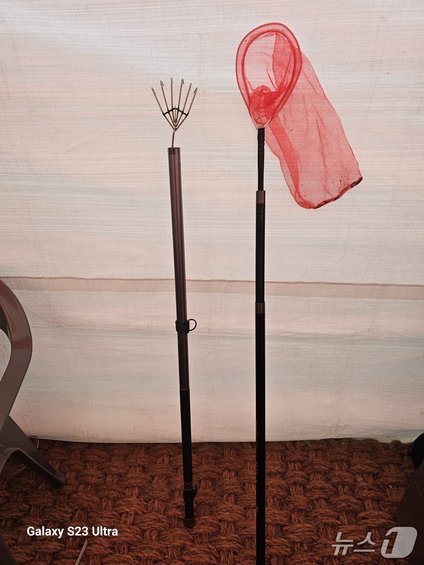 본문 이미지 - 이재용 씨가 관광객들이 빠뜨린 휴대전화를 구하기 위해 만든 장비들.(이재용 씨 제공, 재판매 및 DB금지)