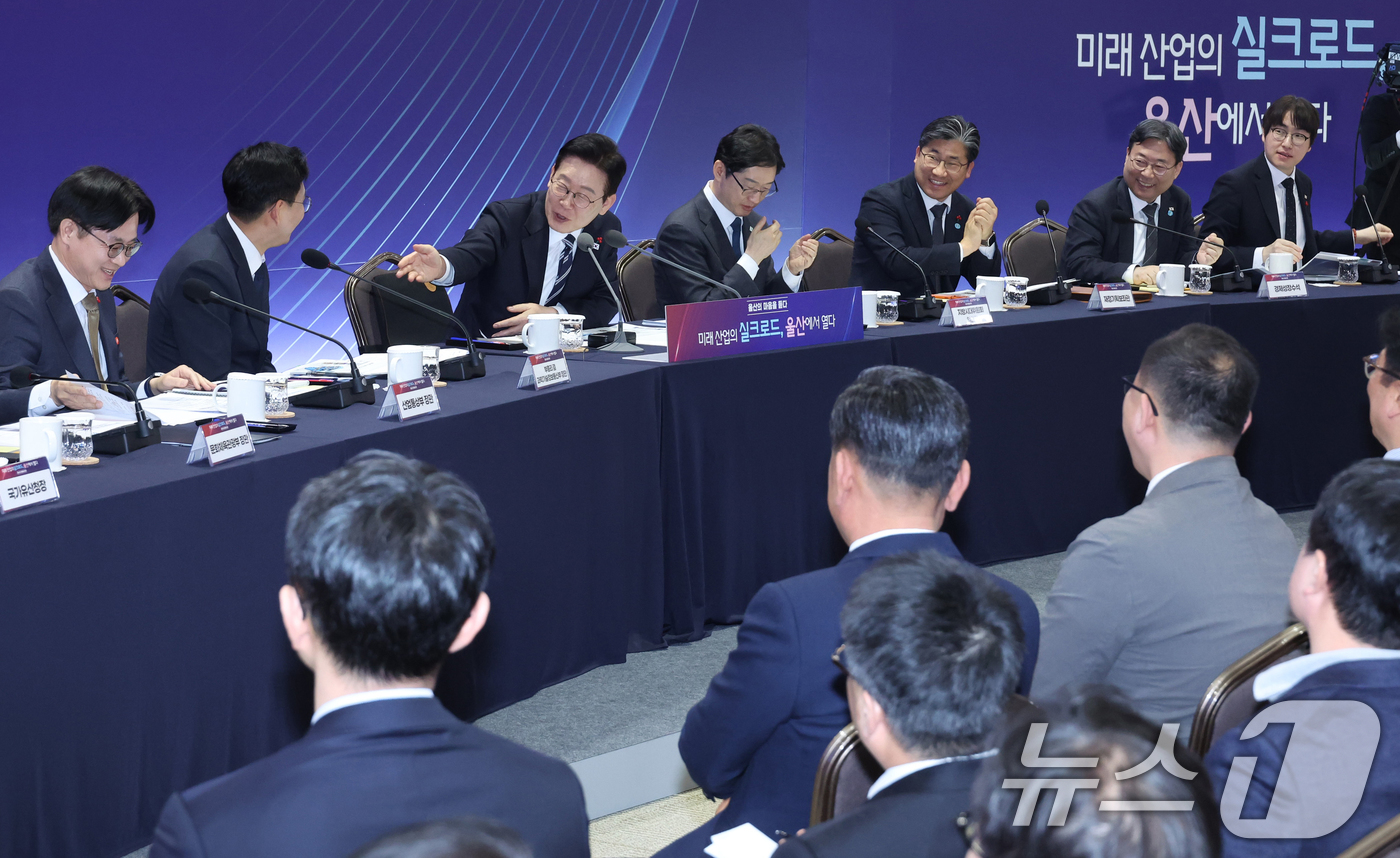 (울산=뉴스1) 허경 기자 = 이재명 대통령이 23일 울산전시컨벤션센터에서 열린 '울산의 마음을 듣다‘ 타운홀 미팅에서 대화를 나누고 있다. 2026.1.23/뉴스1