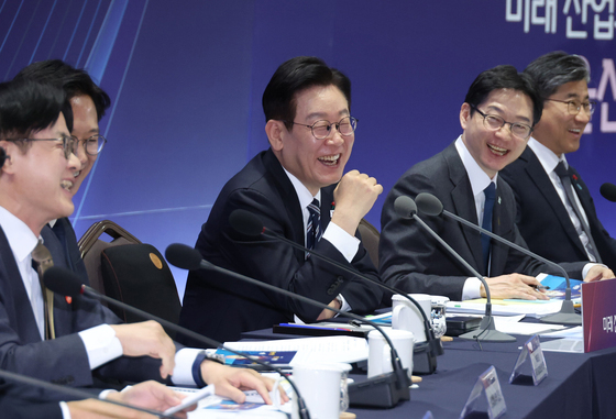 울산 찾은 李대통령, 깜짝 시장 방문…상인 "민생쿠폰 또 안 주나"