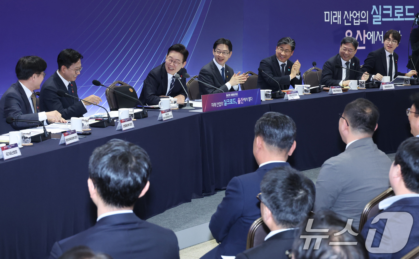 (울산=뉴스1) 허경 기자 = 이재명 대통령이 23일 울산전시컨벤션센터에서 열린 '울산의 마음을 듣다‘ 타운홀 미팅에서 발언하고 있다. 2026.1.23/뉴스1