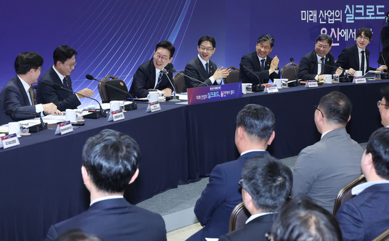 박수 받는 이재명 대통령