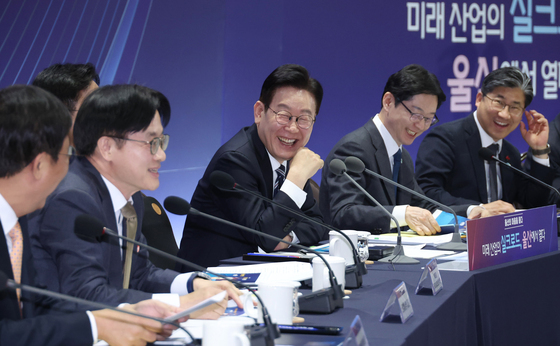 환하게 웃는 이재명 대통령