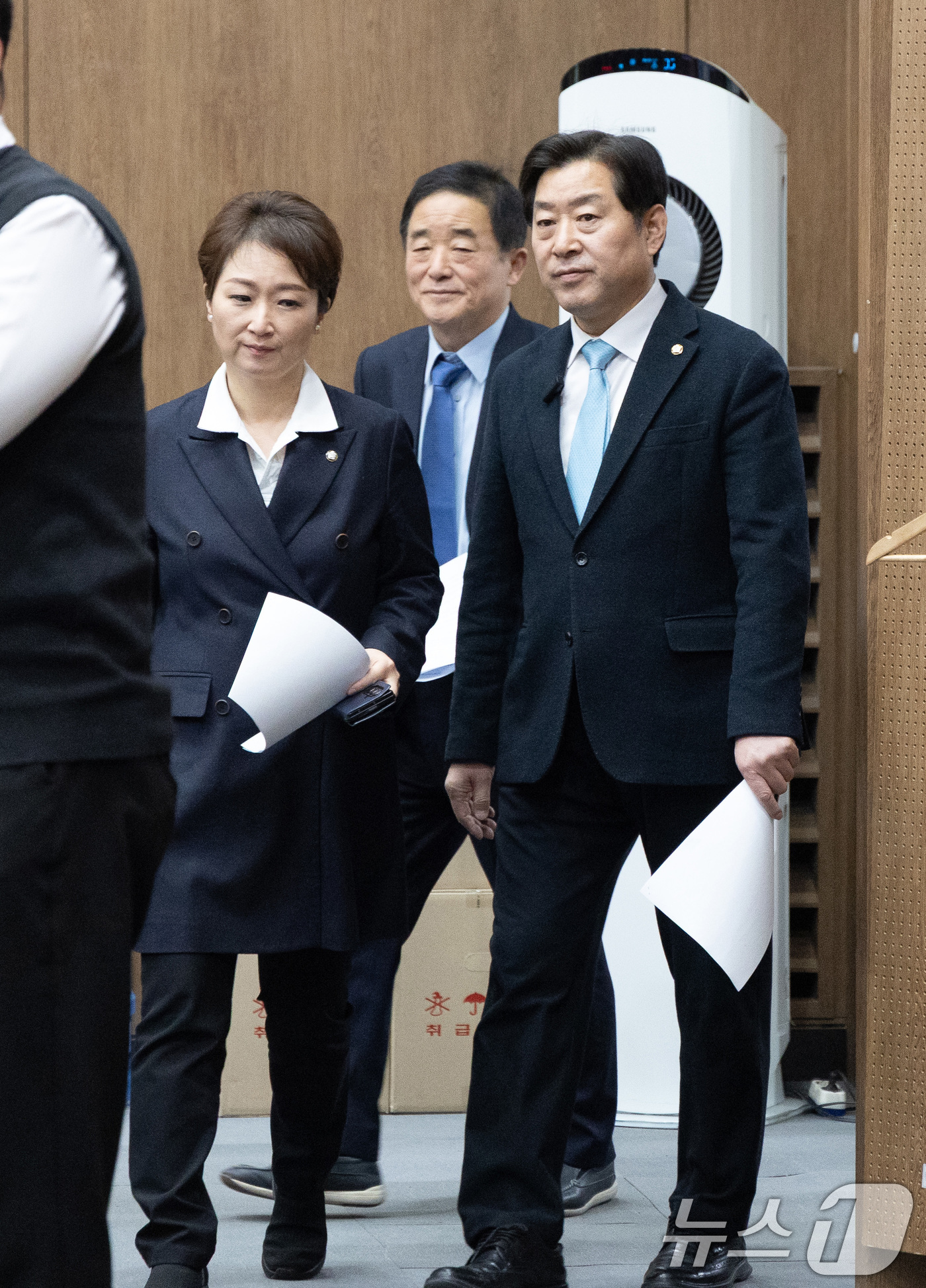 (서울=뉴스1) 이승배 기자 = 이언주, 황명선, 강득구 더불어민주당 최고위원이 23일 서울 여의도 국회 소통관에서 정청래 대표의 조국혁신당과의 합당 제안과 관련해 규탄 및 사과를 …