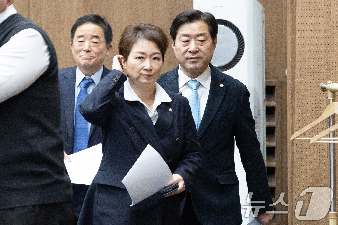 (서울=뉴스1) 이승배 기자 = 이언주, 황명선, 강득구 더불어민주당 최고위원이 23일 서울 여의도 국회에서 정청래 대표의 조국혁신당과의 합당 제안과 관련해 규탄 및 사과를 촉구하 …