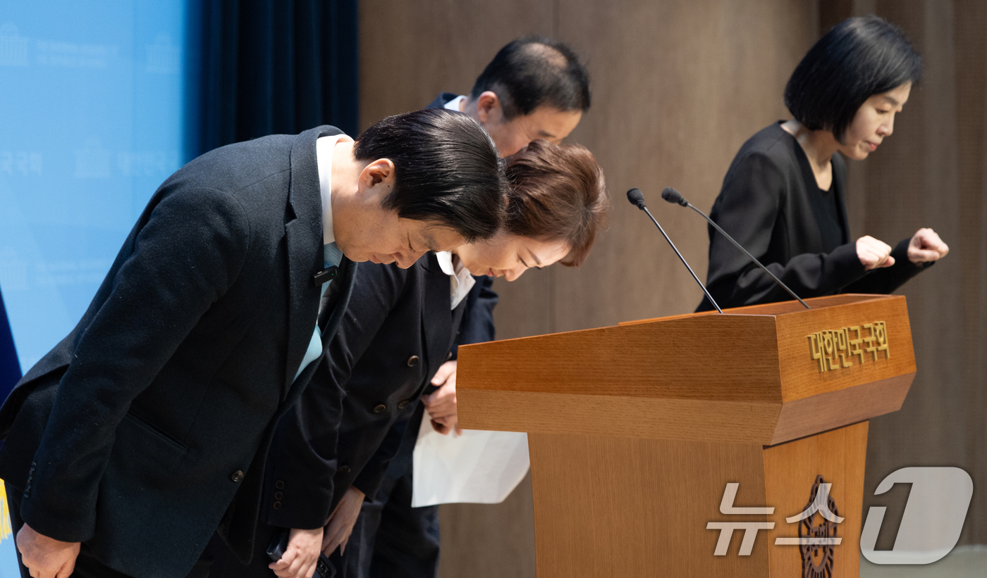 (서울=뉴스1) 이승배 기자 = 이언주, 황명선, 강득구 더불어민주당 최고위원이 23일 서울 여의도 국회 소통관에서 정청래 대표의 조국혁신당과의 합당 제안과 관련해 규탄 및 사과를 …