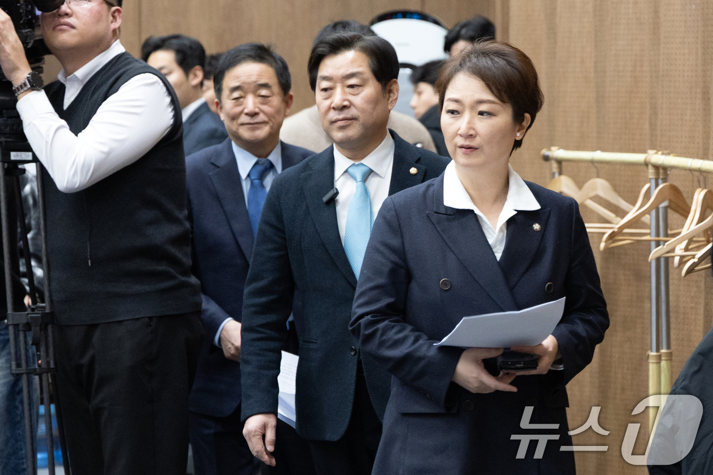 (서울=뉴스1) 이승배 기자 = 이언주, 황명선, 강득구 더불어민주당 최고위원이 23일 서울 여의도 국회 소통관에서 정청래 대표의 조국혁신당과의 합당 제안과 관련해 규탄 및 사과를 …