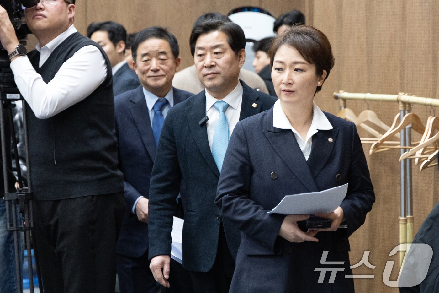 본문 이미지 - 이언주, 황명선, 강득구 더불어민주당 최고위원이 23일 서울 여의도 국회 소통관에서 정청래 대표의 조국혁신당과의 합당 제안과 관련해 규탄 및 사과를 촉구하는 기자회견을 위해 단상으로 향하고 있다. 2026.1.23/뉴스1 ⓒ News1 이승배 기자