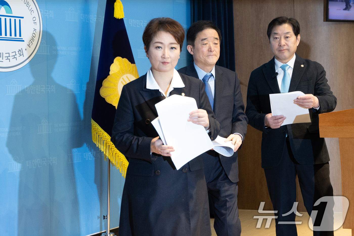 (서울=뉴스1) 이승배 기자 = 이언주, 황명선, 강득구 더불어민주당 최고위원이 23일 서울 여의도 국회 소통관에서 정청래 대표의 조국혁신당과의 합당 제안과 관련해 규탄 및 사과를 …