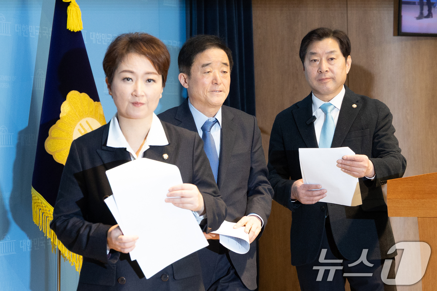 (서울=뉴스1) 이승배 기자 = 이언주, 황명선, 강득구 더불어민주당 최고위원이 23일 서울 여의도 국회 소통관에서 정청래 대표의 조국혁신당과의 합당 제안과 관련해 규탄 및 사과를 …