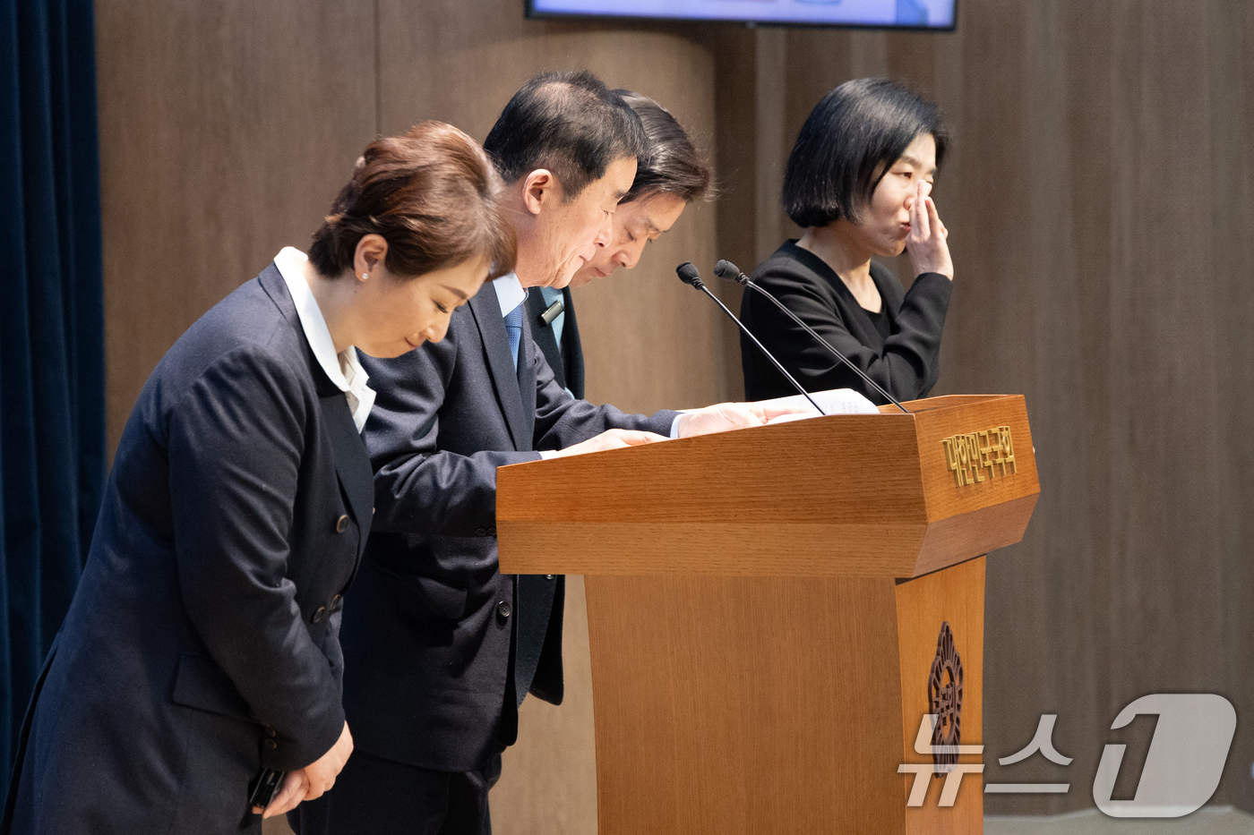 (서울=뉴스1) 이승배 기자 = 이언주, 황명선, 강득구 더불어민주당 최고위원이 23일 서울 여의도 국회 소통관에서 정청래 대표의 조국혁신당과의 합당 제안과 관련해 규탄 및 사과를 …