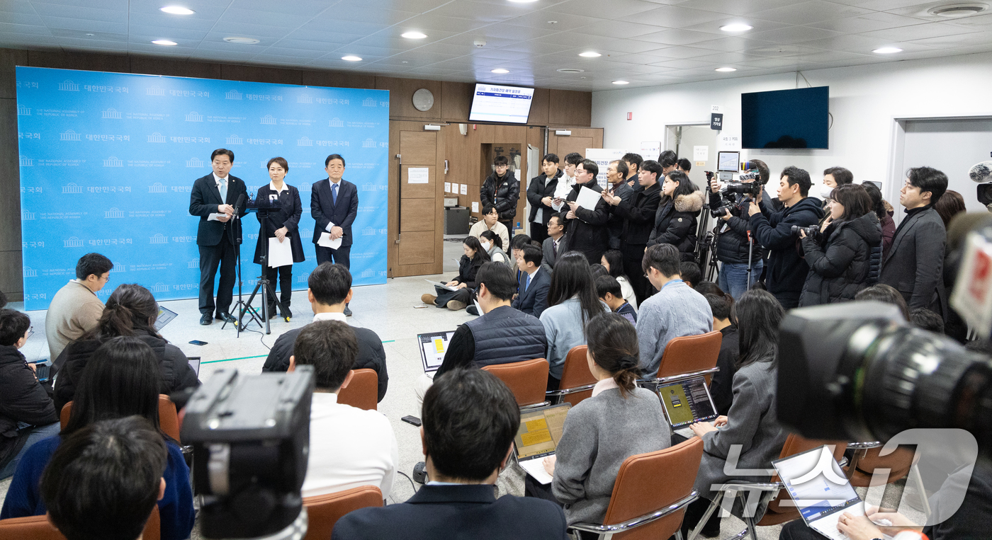 (서울=뉴스1) 이승배 기자 = 이언주, 황명선, 강득구 더불어민주당 최고위원이 23일 서울 여의도 국회 소통관에서 정청래 대표의 조국혁신당과의 합당 제안과 관련해 규탄 및 사과를 …