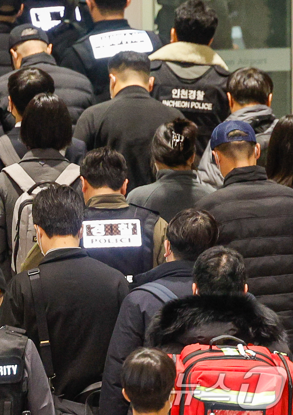 (인천공항=뉴스1) 안은나 기자 = 캄보디아를 거점으로 대규모 스캠(사기) 범죄 등을 저질른 한국 국적 피의자 73명이 강제 송환된 23일 오전 9시 36분 인천국제공항 2터미널에 …