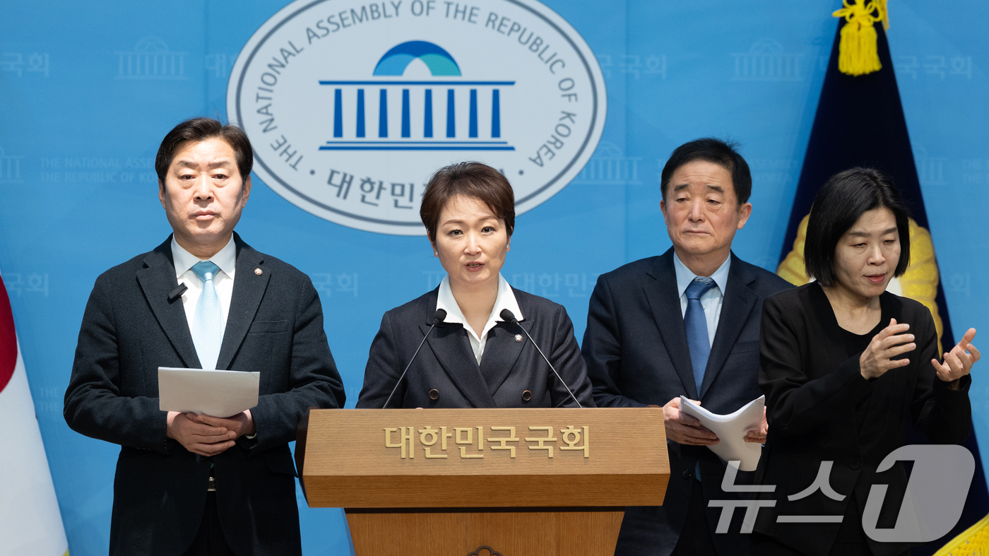 (서울=뉴스1) 이승배 기자 = 이언주, 황명선, 강득구 더불어민주당 최고위원이 23일 서울 여의도 국회 소통관에서 정청래 대표의 조국혁신당과의 합당 제안과 관련해 규탄 및 사과를 …