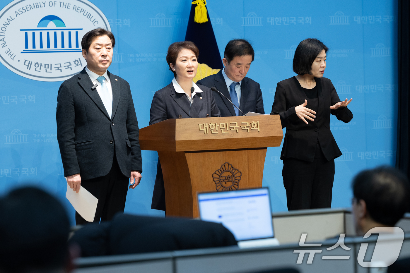 (서울=뉴스1) 이승배 기자 = 이언주, 황명선, 강득구 더불어민주당 최고위원이 23일 서울 여의도 국회 소통관에서 정청래 대표의 조국혁신당과의 합당 제안과 관련해 규탄 및 사과를 …