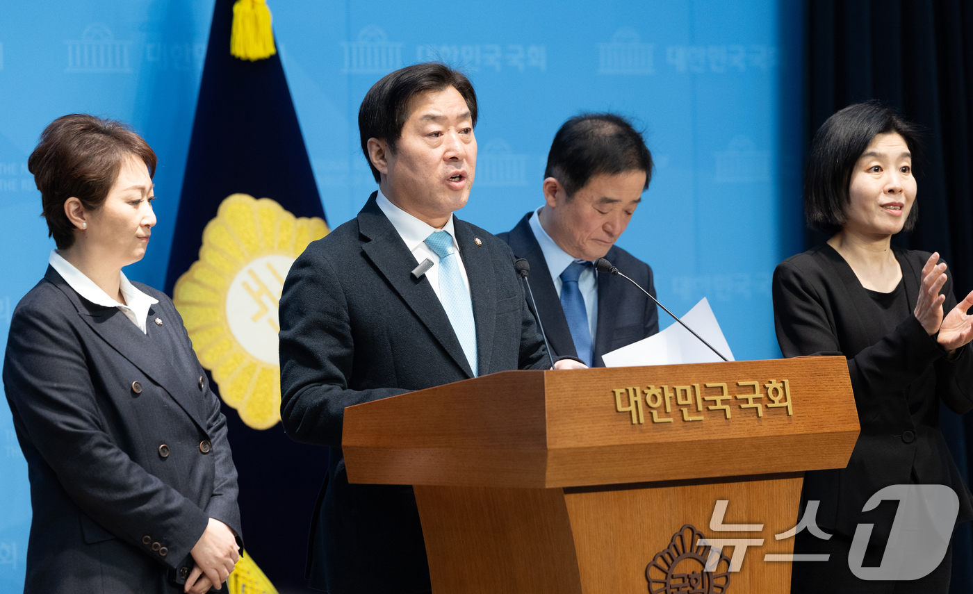 (서울=뉴스1) 이승배 기자 = 이언주, 황명선, 강득구 더불어민주당 최고위원이 23일 서울 여의도 국회 소통관에서 정청래 대표의 조국혁신당과의 합당 제안과 관련해 규탄 및 사과를 …