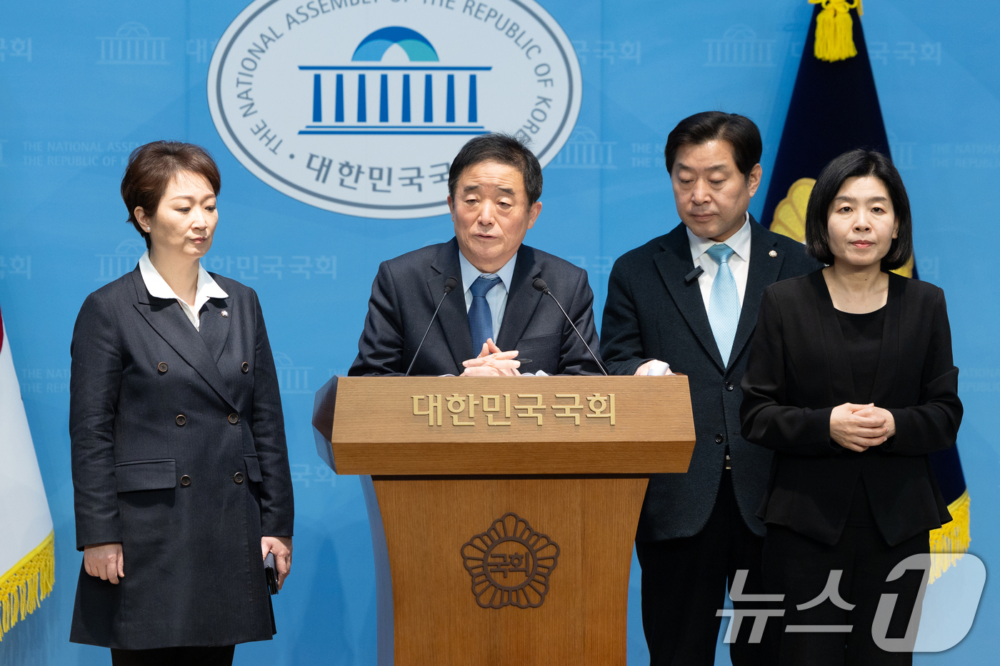 (서울=뉴스1) 이승배 기자 = 이언주, 황명선, 강득구 더불어민주당 최고위원이 23일 서울 여의도 국회 소통관에서 정청래 대표의 조국혁신당과의 합당 제안과 관련해 규탄 및 사과를 …