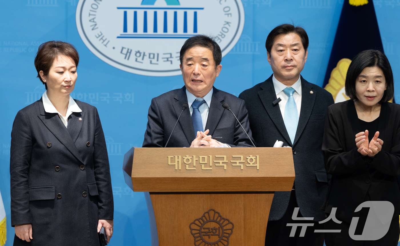 (서울=뉴스1) 이승배 기자 = 이언주, 황명선, 강득구 더불어민주당 최고위원이 23일 서울 여의도 국회 소통관에서 정청래 대표의 조국혁신당과의 합당 제안과 관련해 규탄 및 사과를 …