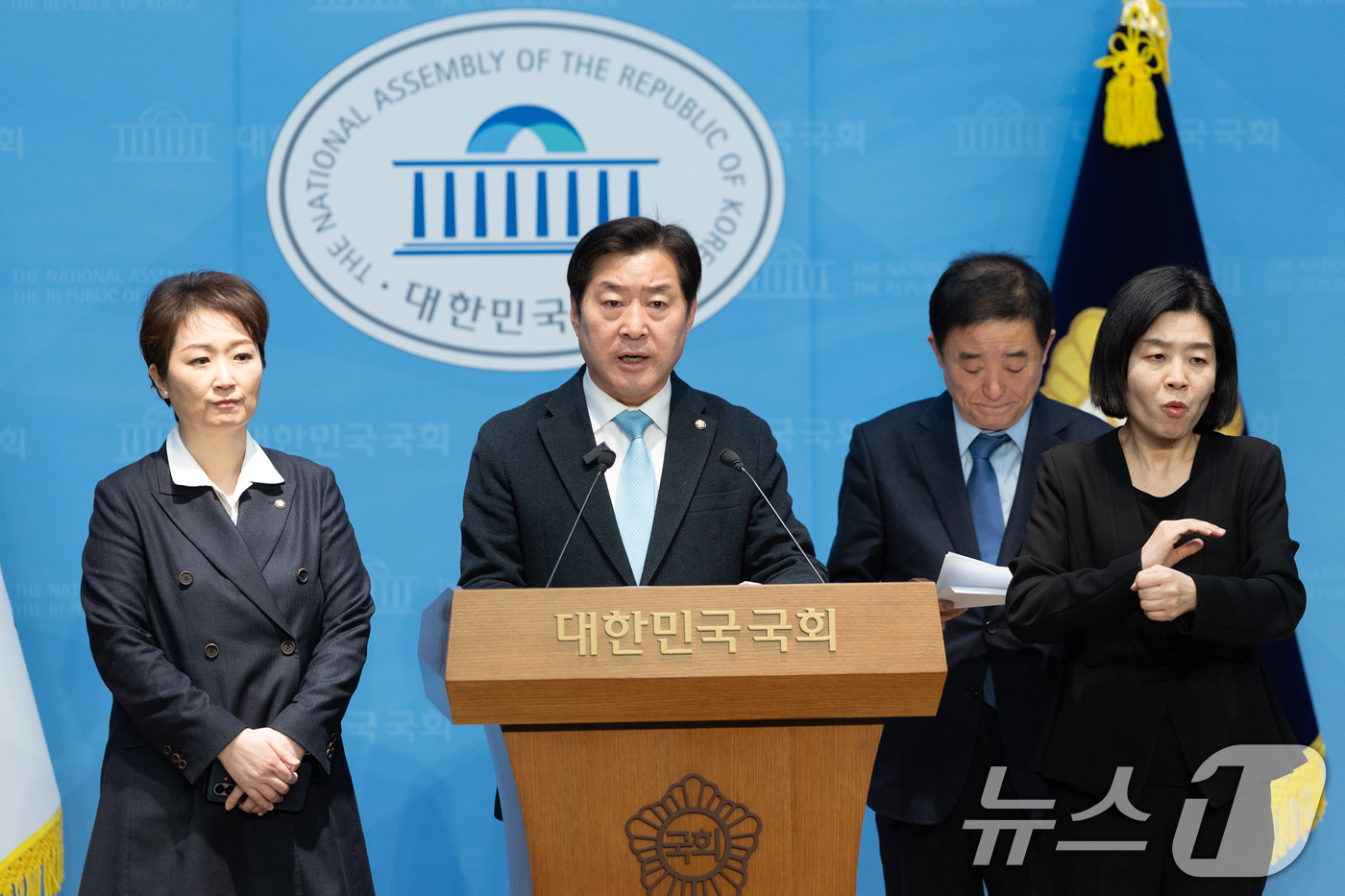 (서울=뉴스1) 이승배 기자 = 이언주, 황명선, 강득구 더불어민주당 최고위원이 23일 서울 여의도 국회 소통관에서 정청래 대표의 조국혁신당과의 합당 제안과 관련해 규탄 및 사과를 …