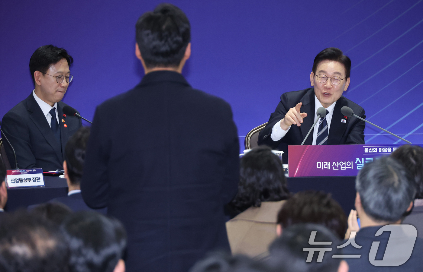 (울산=뉴스1) 허경 기자 = 이재명 대통령이 23일 울산전시컨벤션센터에서 열린 '울산의 마음을 듣다‘ 타운홀 미팅에서 발언하고 있다.  2026.1.23/뉴스1