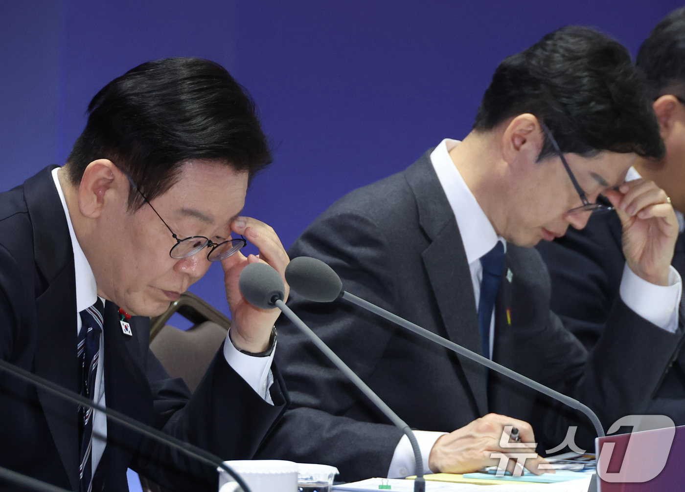 (울산=뉴스1) 허경 기자 = 이재명 대통령이 23일 울산전시컨벤션센터에서 열린 '울산의 마음을 듣다‘ 타운홀 미팅에서 자료를 살펴보고 있다. 2026.1.23/뉴스1