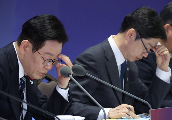 자료 살펴보는 이재명 대통령