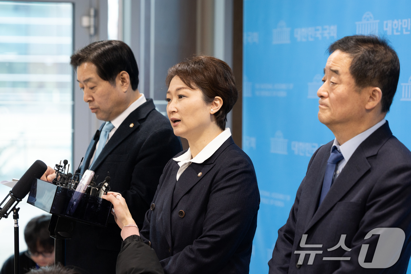 (서울=뉴스1) 이승배 기자 = 이언주, 황명선, 강득구 더불어민주당 최고위원이 23일 서울 여의도 국회 소통관에서 정청래 대표의 조국혁신당과의 합당 제안과 관련해 규탄 및 사과를 …
