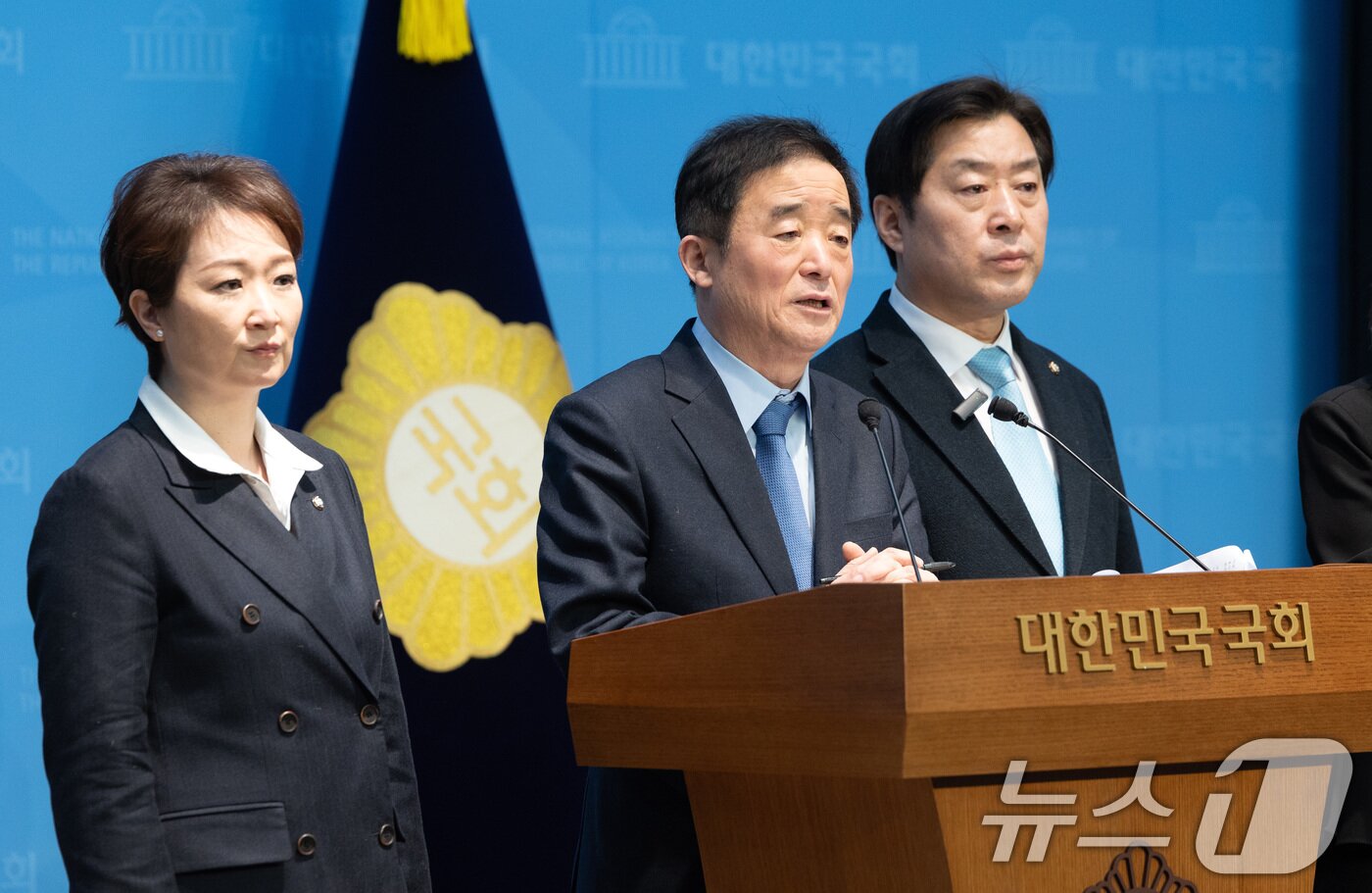 본문 이미지 - 이언주, 황명선, 강득구 더불어민주당 최고위원이 23일 서울 여의도 국회 소통관에서 정청래 대표의 조국혁신당과의 합당 제안과 관련해 규탄 및 사과를 촉구하는 기자회견을 하고 있다. 2026.1.23/뉴스1 ⓒ News1 이승배 기자