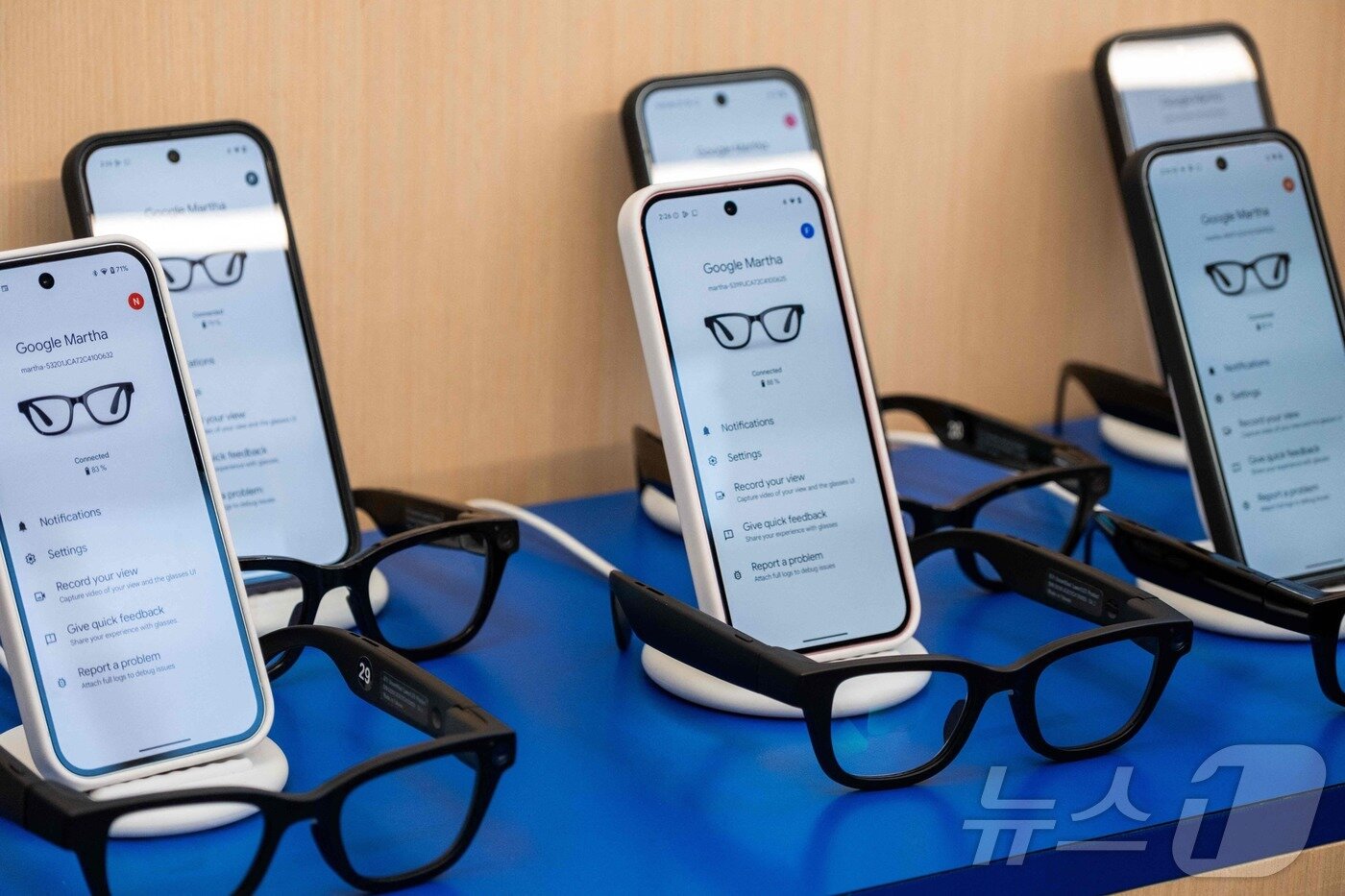 본문 이미지 - 구글 글라스, US-INTERNET-SOFTWARE-COMPUTERS-AI-GOOGLE ⓒ AFP=뉴스1