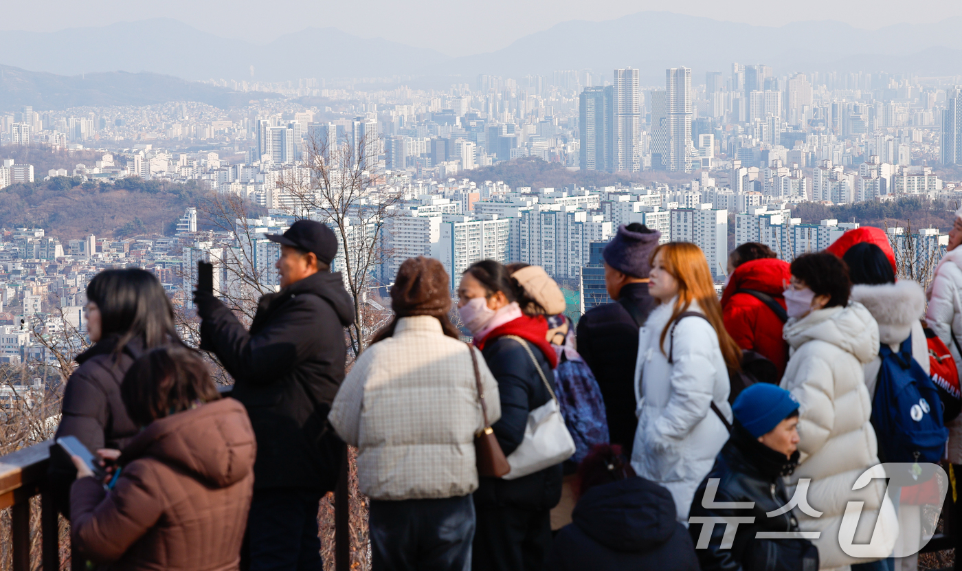 (서울=뉴스1) 안은나 기자 = 23일 서울 남산을 찾은 외국인 관광객들이 도심 전경을 감상하고 있다.한국은행이 이날 발표한 '2026년 1월 소비자동향조사 결과'에 따르면 1년 …