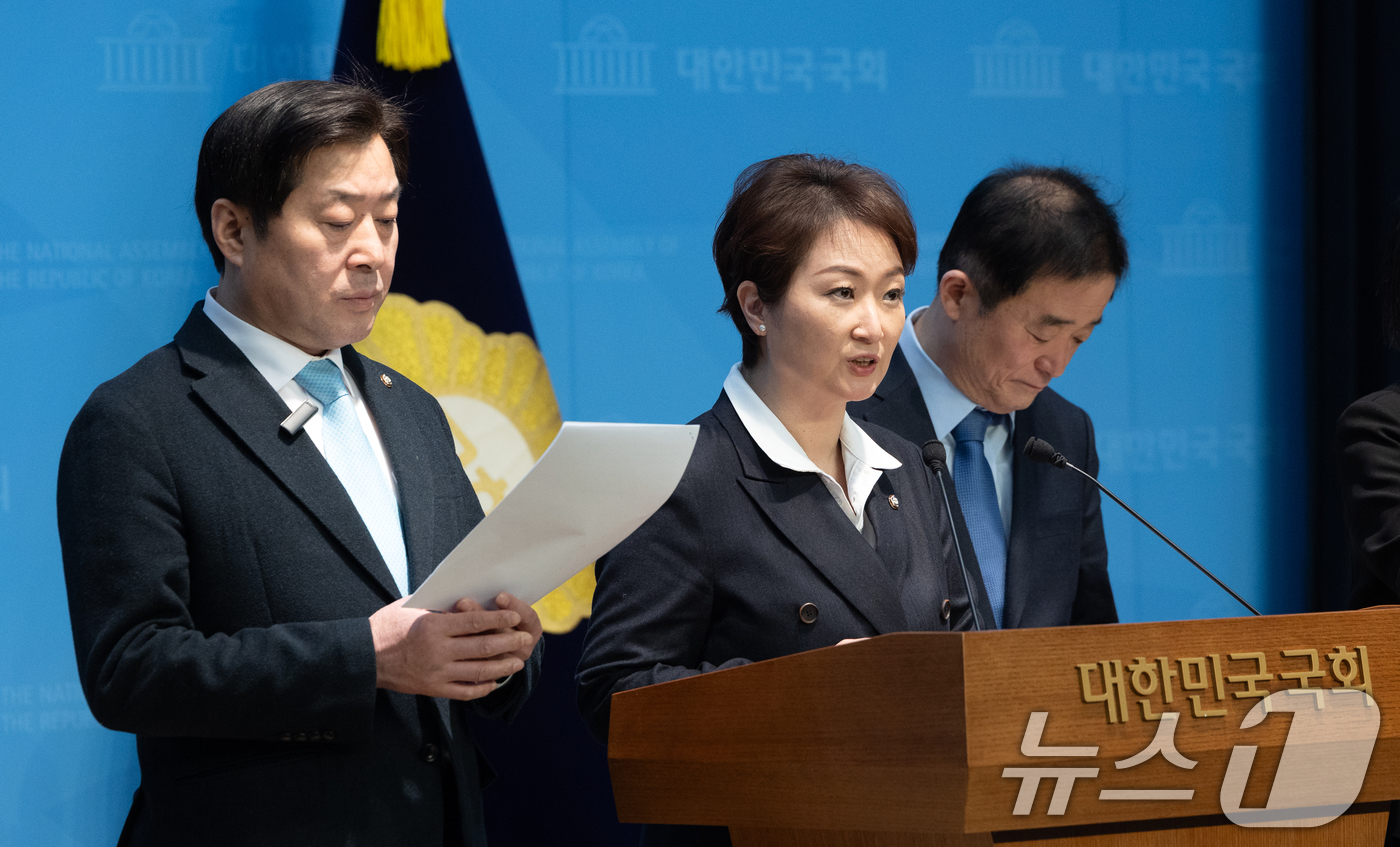 (서울=뉴스1) 이승배 기자 = 이언주, 황명선, 강득구 더불어민주당 최고위원이 23일 서울 여의도 국회 소통관에서 정청래 대표의 조국혁신당과의 합당 제안과 관련해 규탄 및 사과를 …