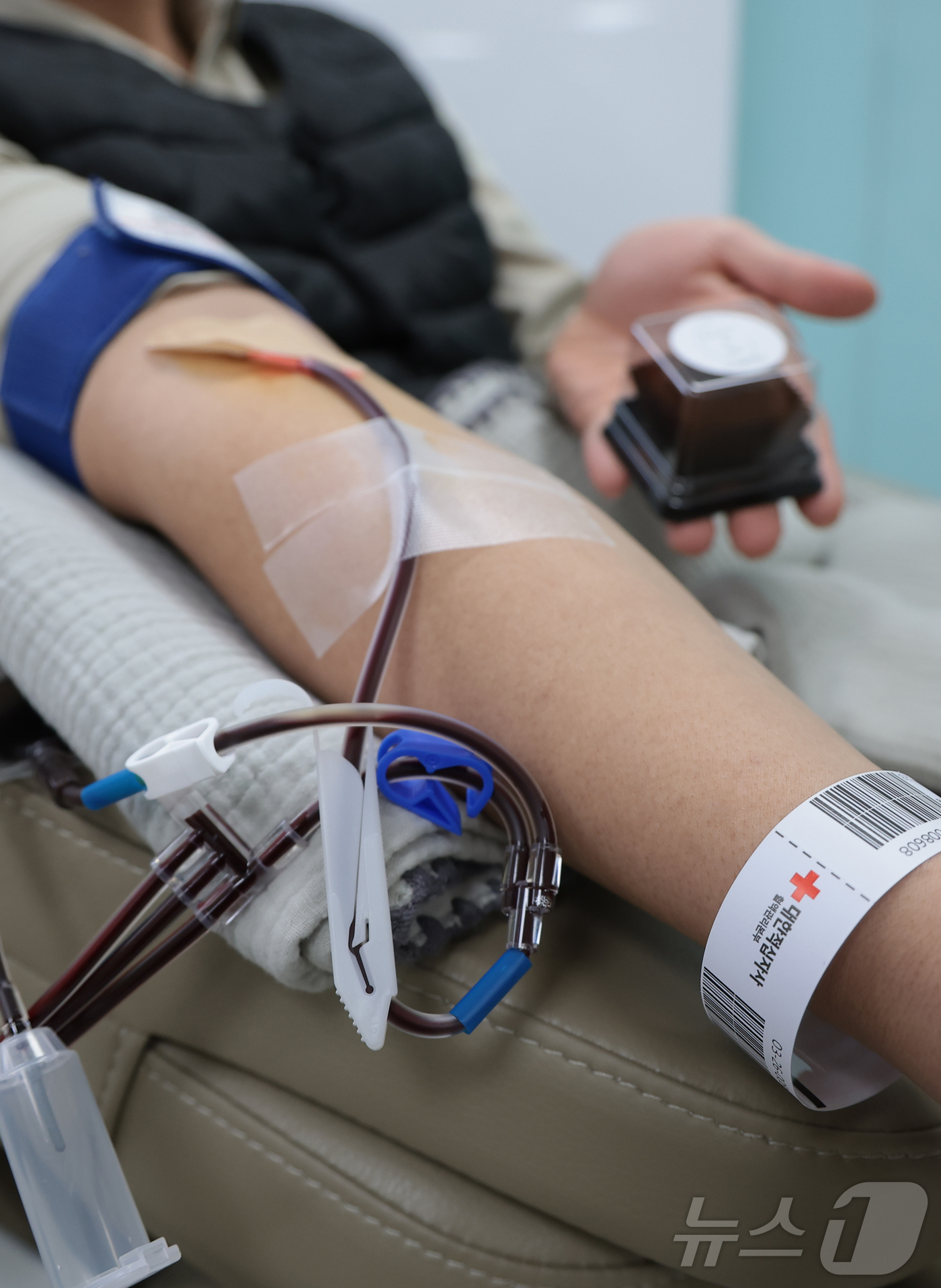 (서울=뉴스1) 권현진 기자 = 23일 오후 서울 노원구 대한접십자사 서울동부혈액원에서 한 시민이 헌혈을 하고 있다.이날 서울동부혈액원은 시민들의 헌혈 참여를 독려하기 위해 최근 …