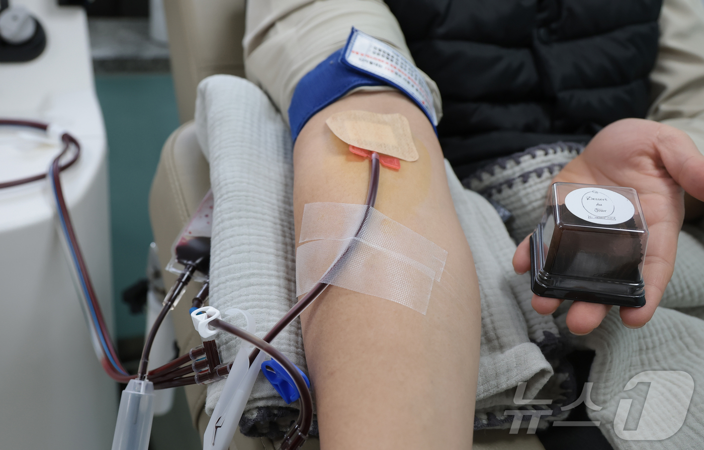 (서울=뉴스1) 권현진 기자 = 23일 오후 서울 노원구 대한접십자사 서울동부혈액원에서 한 시민이 헌혈을 하고 있다.이날 서울동부혈액원은 시민들의 헌혈 참여를 독려하기 위해 최근 …