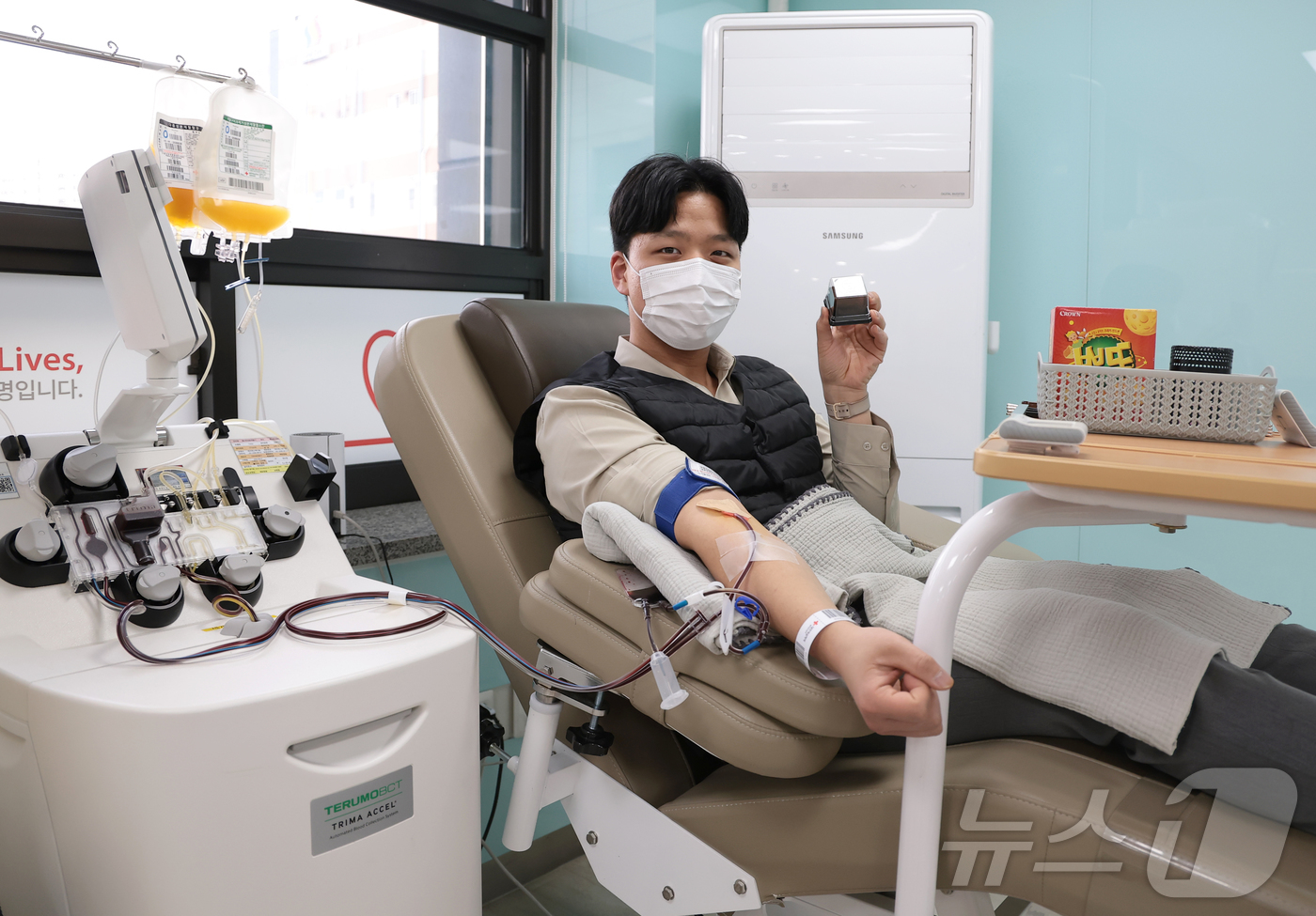 (서울=뉴스1) 권현진 기자 = 23일 오후 서울 노원구 대한접십자사 서울동부혈액원에서 한 시민이 헌혈을 하고 있다.이날 서울동부혈액원은 시민들의 헌혈 참여를 독려하기 위해 최근 …