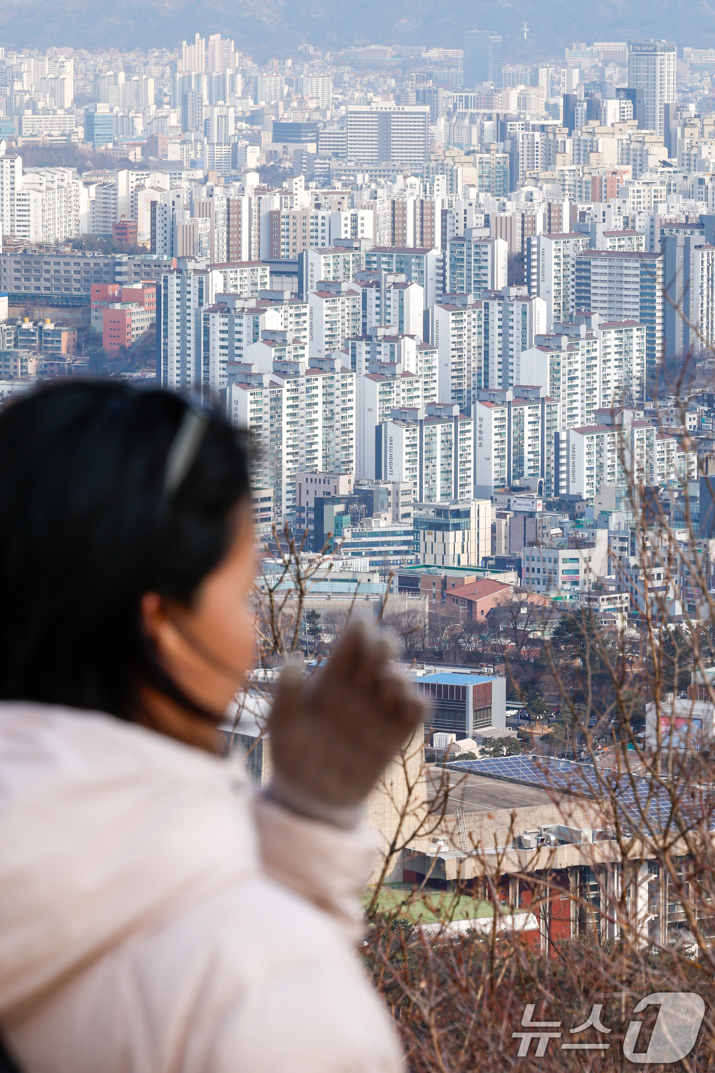 (서울=뉴스1) 안은나 기자 = 23일 서울 남산에서 바라본 도심 아파트 단지.한국은행이 이날 발표한 '2026년 1월 소비자동향조사 결과'에 따르면 1년 뒤 집값 전망을 나타내는 …