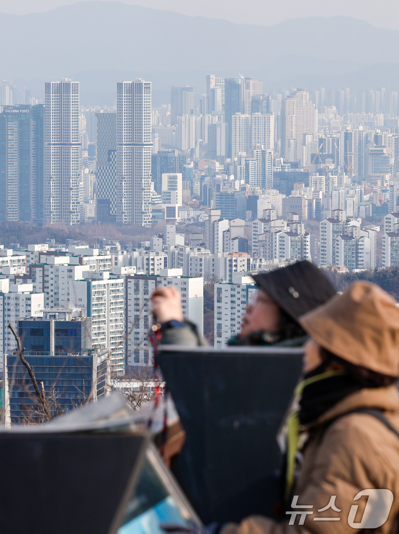 (서울=뉴스1) 안은나 기자 = 23일 서울 남산에서 바라본 도심 아파트 단지.한국은행이 이날 발표한 '2026년 1월 소비자동향조사 결과'에 따르면 1년 뒤 집값 전망을 나타내는 …